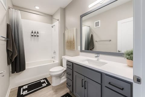 Cozy 1-bedroom apartment in fantastic Minneapolis with AC and gym Apartment in Minneapolis