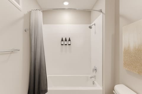 Cozy 1-bedroom apartment in fantastic Minneapolis with AC and gym Apartment in Minneapolis