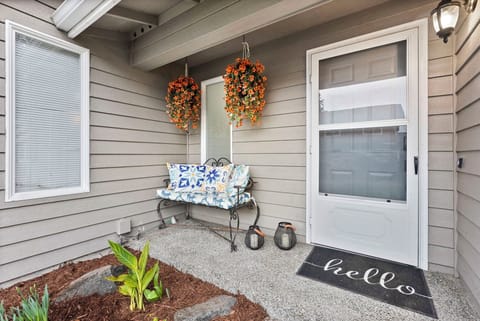 Walk to Downtown.  Charming Gig Harbor Retreat. House in Gig Harbor