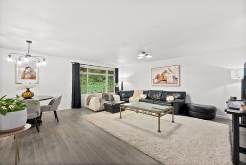 Walk to Downtown.  Charming Gig Harbor Retreat. House in Gig Harbor