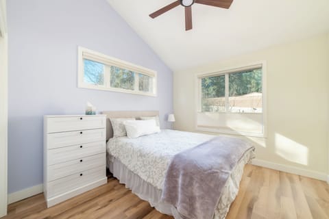 Cozy 2-bedroom cottage in terrific Tigard Cottage in Tigard