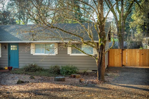 Cozy 2-bedroom cottage in terrific Tigard Cottage in Tigard
