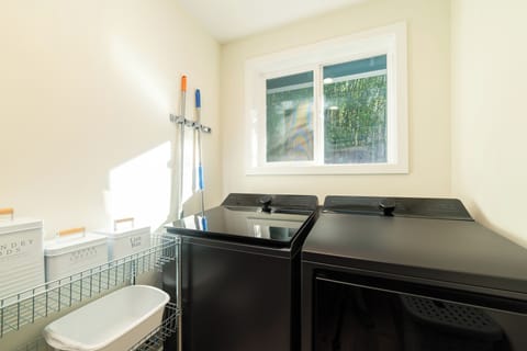 Cozy 2-bedroom cottage in terrific Tigard Cottage in Tigard