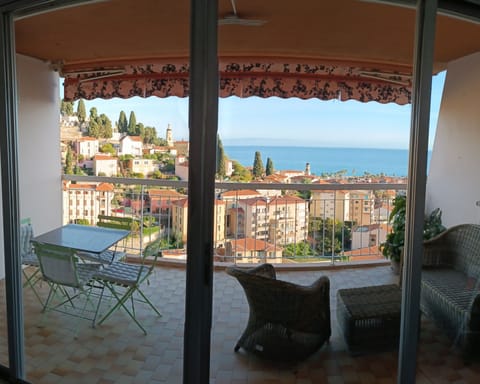 Beautiful and bright apartment with fantastic 180 degree sea views Apartment in Menton