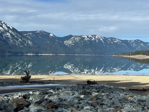 Spacious 6-bedroom estate on 3 acres by Lake Cle Elum w/sauna, hot tub,theater House in Roslyn