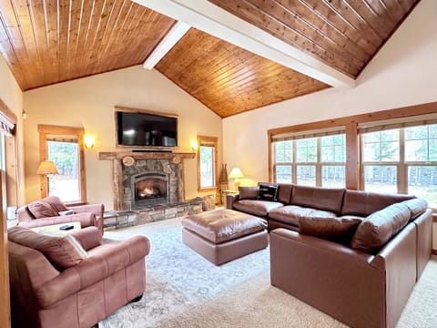 Spacious 6-bedroom estate on 3 acres by Lake Cle Elum w/sauna, hot tub,theater House in Roslyn
