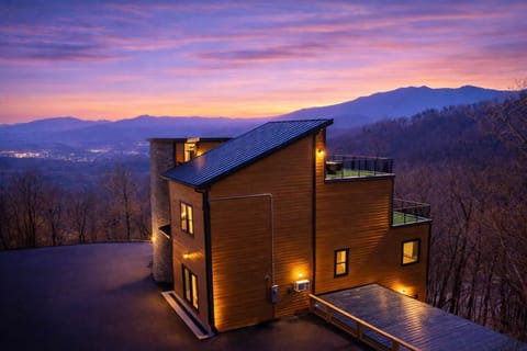 A peaceful cabin retreat with views that stretch for miles.