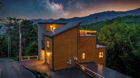 Your mountain getaway looks just as beautiful after sunset.