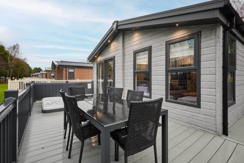 Black Moorhen Lodge, Allerthorpe Golf & Country Park, York - Host & Stay