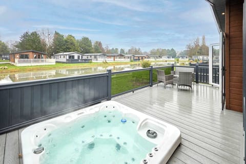Huckleberry Lodge, Allerthorpe Golf & Country Park, York - Host & Stay