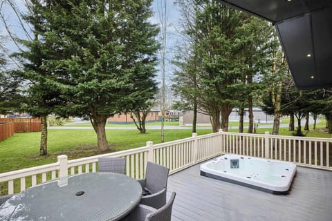 Lotus Lodge, Allerthorpe Golf & Country Park, York - Host & Stay