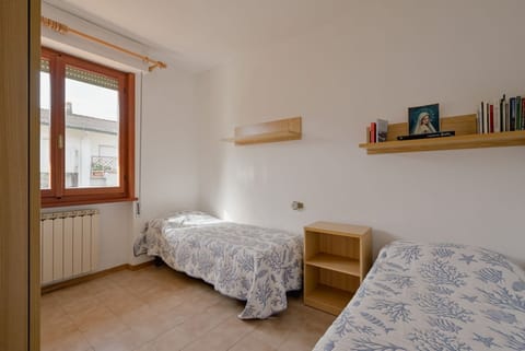 Comfortable and spacious 90 square meters apartment, perfect for six people, located on the first floor of a building without an elevator.The property is in an extremely convenient location thanks to its proximity to the beach (a 10-minute walk) and amen Apartment in Marina di Massa