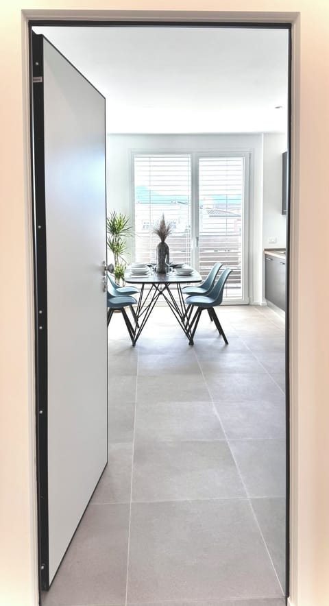 Cocktail Sarnico Color Suites •Garage -Self check-2 min. from the lake and downtown Apartment in Province of Brescia