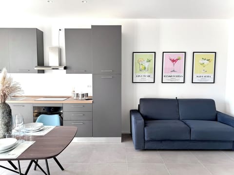 Cocktail Sarnico Color Suites •Garage -Self check-2 min. from the lake and downtown Apartment in Province of Brescia