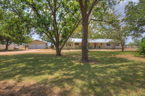 Texas Wine Trail Getaway I  Spacious 4-Bedroom House + Guesthouse in Stonewall House in Stonewall