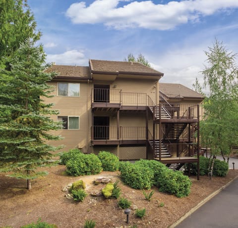 Exterior-5-Whispering-Woods-Resorts