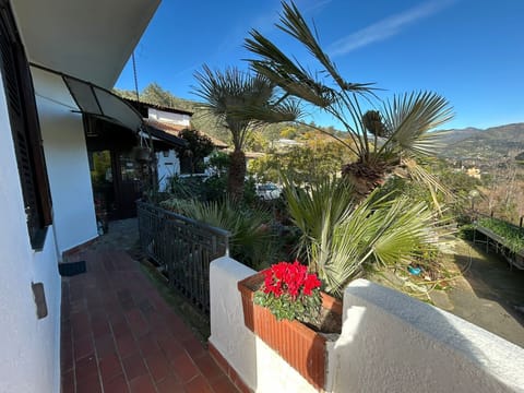 Room 'Verde Mela' with Mountain View, Wi-Fi and Air Conditioning Apartment in Liguria