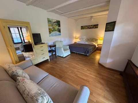 Room 'Verde Mela' with Mountain View, Wi-Fi and Air Conditioning Apartment in Liguria