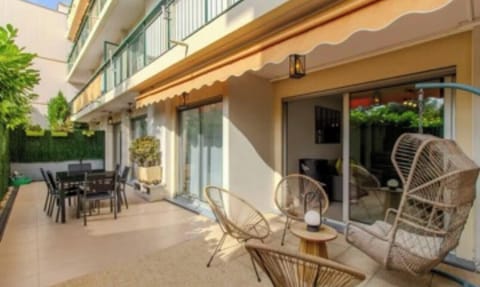 3 bedrooms apartment with Terrace in Antibes for 8 people plus 2 parking spots Apartment in Antibes