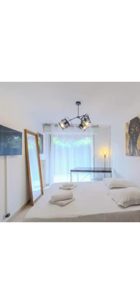 3 bedrooms apartment with Terrace in Antibes for 8 people plus 2 parking spots Apartment in Antibes