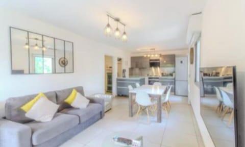 3 bedrooms apartment with Terrace in Antibes for 8 people plus 2 parking spots Apartment in Antibes