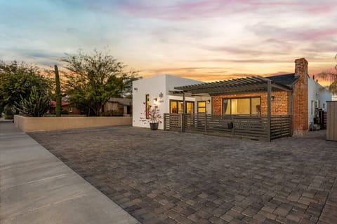 Welcome! Our spacious property with a 3-bedroom, 2-bath house and a one-bedroom, one-bath Casita is ready for your stay and perfect for large families or groups!