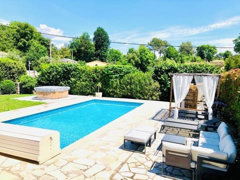 Comfortable family villa! Swimming pool, spa, games and nearby amenities Villa in Roquefort-les-Pins