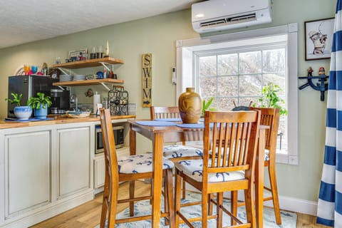 Dining Area | Free WiFi