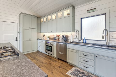 Kitchen | Main Level