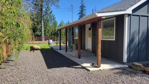 Relaxing Castle Rock Home w/Fenced Yard, AC & Fire Pit Near Town House in Washington