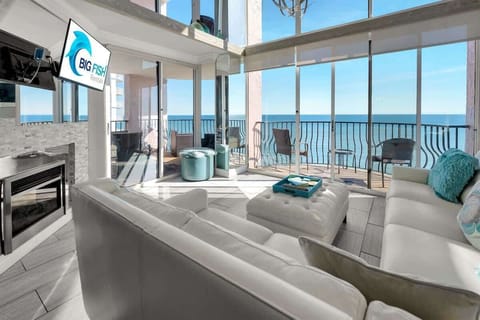 Amazing Living Room with Stunning Views☀️