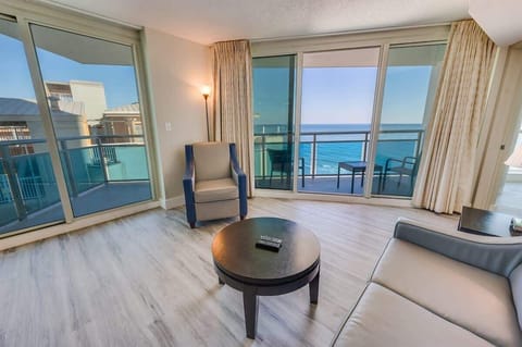 Living Room with Stunning Views☀️