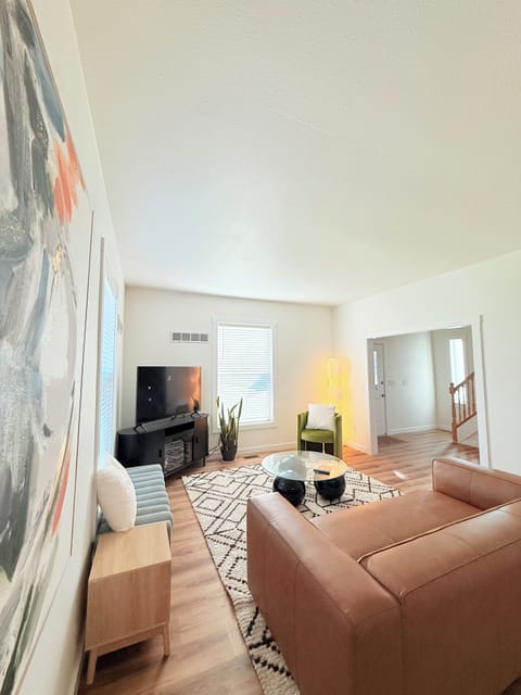 Spacious Home, Vaulted Ceilings, Ample Parking, Near Tacoma Dome/Downtown House in Tacoma