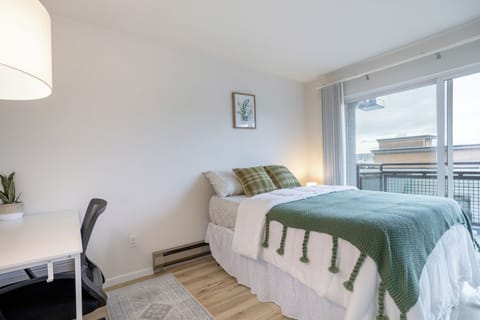 Fully Furnished Private Room in Queen Anne Seattle Apartment in Fremont