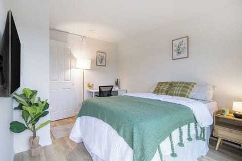 Fully Furnished Private Room in Queen Anne Seattle Apartment in Fremont