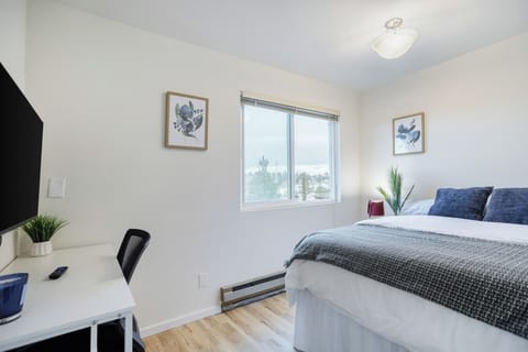 Fully Furnished Private Room in Queen Anne Seattle Apartment in Fremont