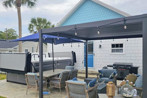 Edgewater Vacation Rental | 2BR | 1BA | 1,000 Sq Ft | 2 Steps for Access