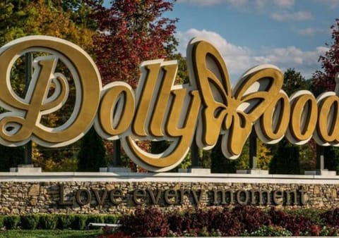 Bear Valley Retreat + Hot Tub + Mountain Views Cabin in Pigeon Forge