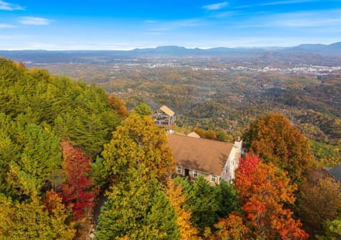 Bear Valley Retreat + Hot Tub + Mountain Views Cabin in Pigeon Forge