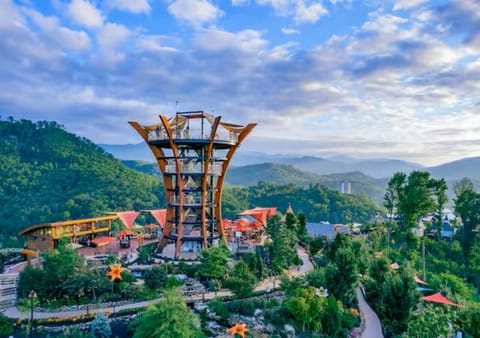 Bear Valley Retreat + Hot Tub + Mountain Views Cabin in Pigeon Forge