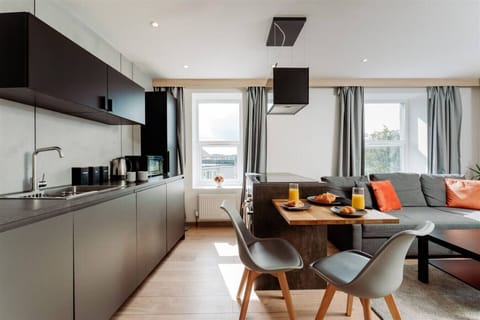 Riviera Residence | Sleeps 4 | Parking | Torquay Apartment in Torquay