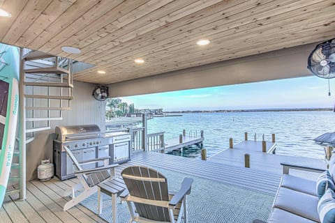 Waterside Deck: BBQ grill, outdoor dining, and direct access to Lake LBJ.