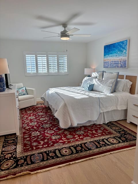 Newly remodeled 3-bedroom condo with in delightful Park Shore, Naples. Apartment in Naples