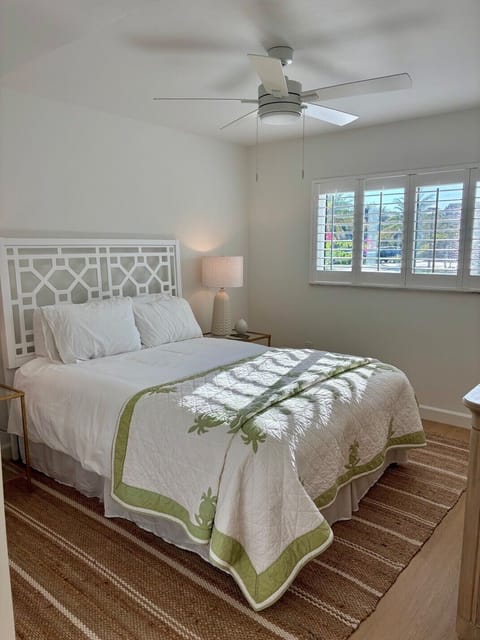 Newly remodeled 3-bedroom condo with in delightful Park Shore, Naples. Apartment in Naples