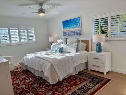 Newly remodeled 3-bedroom condo with in delightful Park Shore, Naples. Apartment in Naples