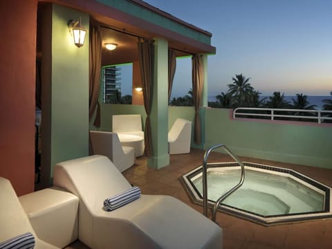 Unwind at dusk with a soothing soak under the sky.