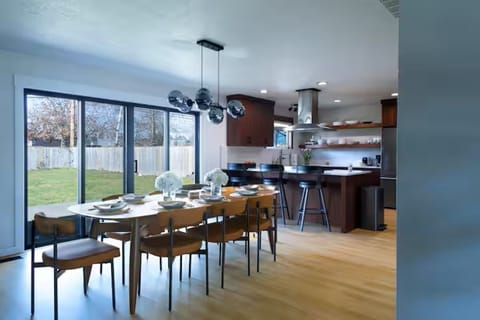 Stylish Mid-Century Modern Home - Near DT Portland for your perfect getaway! House in Milwaukie