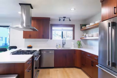 Stylish Mid-Century Modern Home - Near DT Portland for your perfect getaway! House in Milwaukie