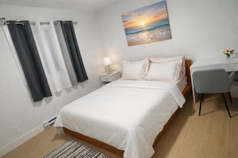 Private 3BR Home Near Glen Lake | Close to Downtown Victoria House in Langford