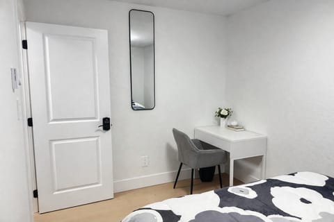 Private 3BR Home Near Glen Lake | Close to Downtown Victoria House in Langford